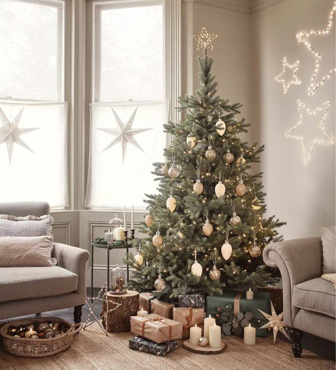 Decorating the Christmas Tree – Love Your Lights